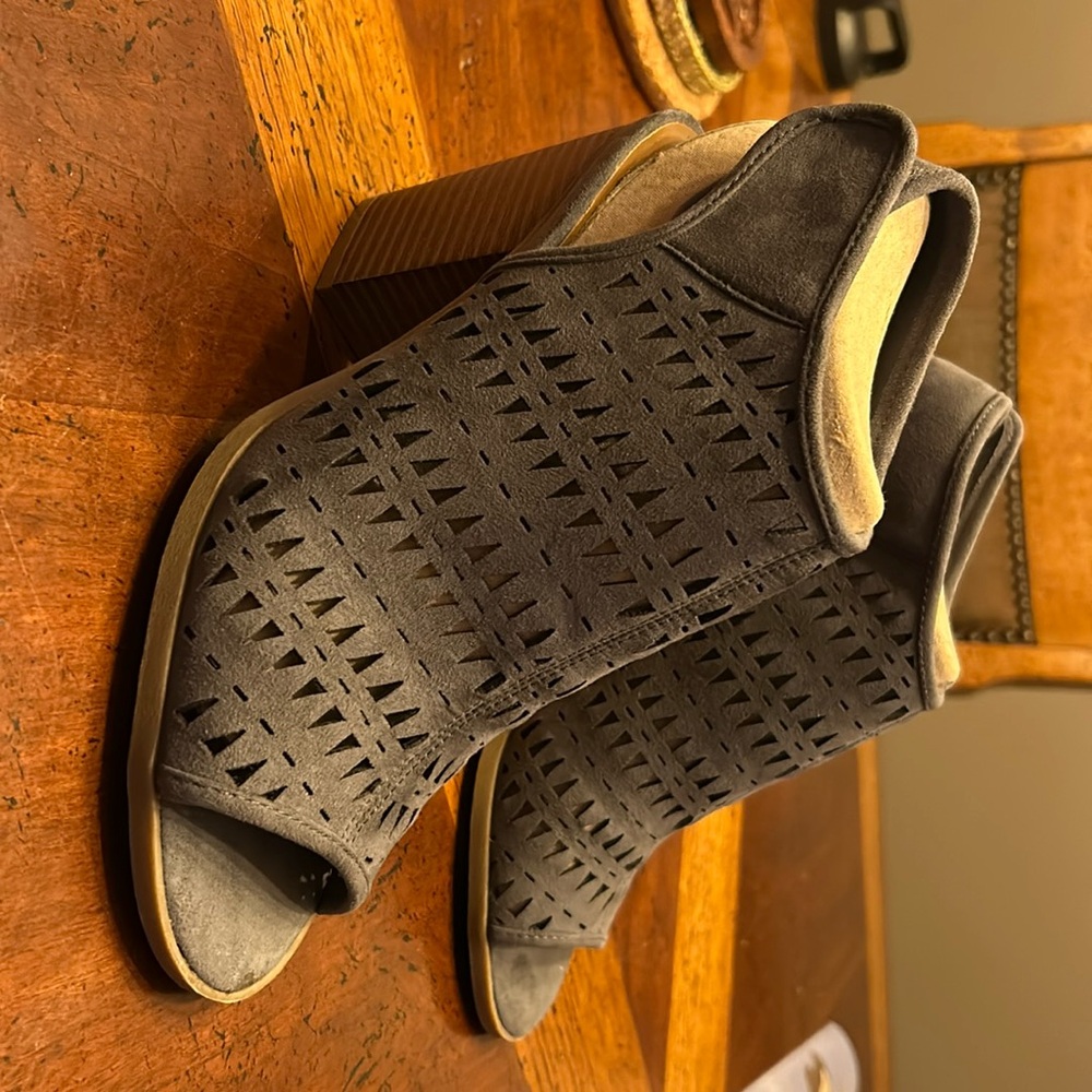 Indigo rd size 8.5 dark grey open toe bootie